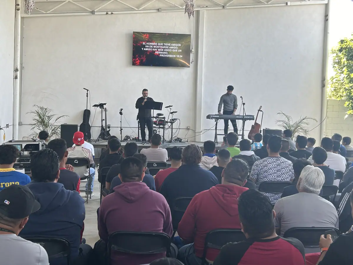 La congregación sentada en el templo durante un servicio, mirando hacia el frente.